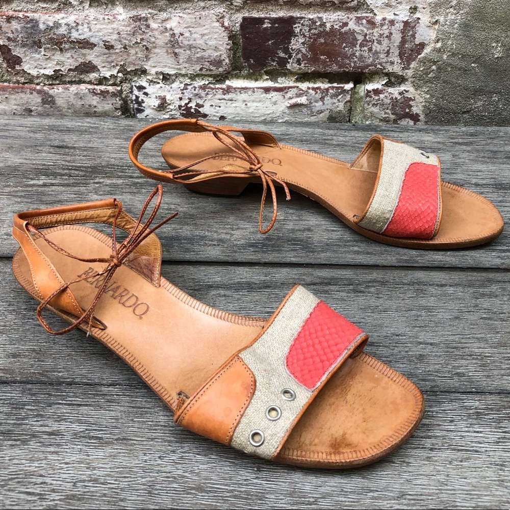 BERNARDO strapping SANDALS low heels 8.5 M